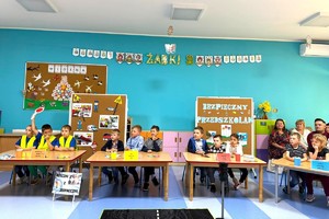 Na zdjęciu widzimy policjanta w czasie konkurs dla najmłodszych „Bezpieczny Przedszkolak”