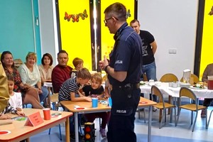 Na zdjęciu widzimy policjanta w czasie konkurs dla najmłodszych „Bezpieczny Przedszkolak”