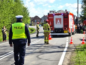 Na zdjęciu widzimy straż pożarną i policję