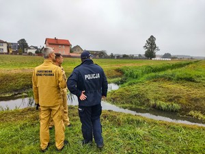 Na zdjęciu widzimy straż pożarną i policję