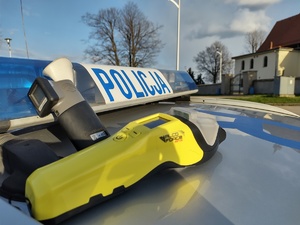 Na zdjęciu widzimy napis Policja i urządzenia do badania stanu trzeźwości