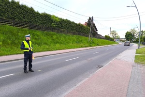 Na zdjęciu widzimy policjanta oraz samochód zatrzymany do kontroli stanu trzeźwości