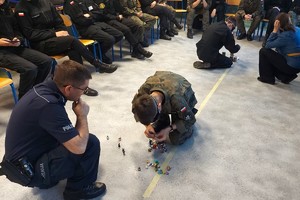 Na zdjęciu widzimy policjanta oraz ucznia w czasie profilaktyki