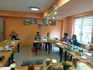 Na zdjęciu widzimy policjantkę w czasie pogadanki z seniorami
