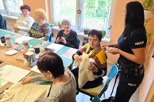 Na zdjęciu widzimy policjantkę w czasie pogadanki z seniorami