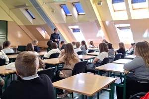 Na zdjęciu widzimy policjanta w czasie profilaktyki z uczniami
