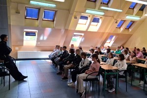 Na zdjęciu widzimy policjanta w czasie profilaktyki z uczniami