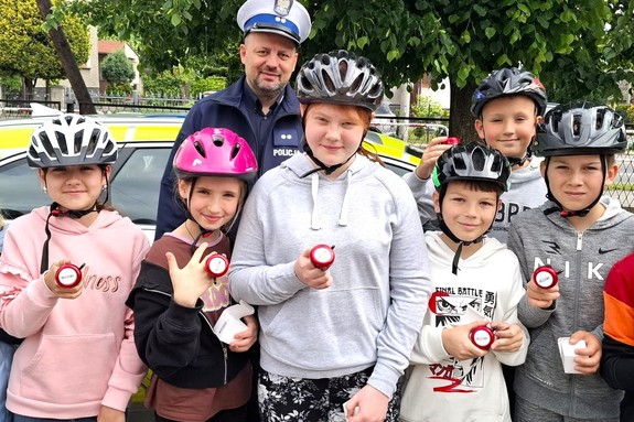 Na zdjęciu widzimy policjanta oraz uczniów klasy czwartej w czasie egzaminu na kartę rowerową