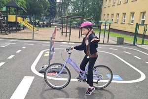 Na zdjęciu widzimy uczniów klasy czwartej w czasie egzaminu na kartę rowerową