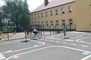 Na zdjęciu widzimy uczniów klasy czwartej w czasie egzaminu na kartę rowerową