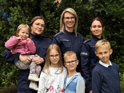 Na zdjęciu widzimy policjantki i ich dzieci