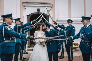 Na zdjęciu widzimy policjanta w czasie ślubu oraz asystę honorową