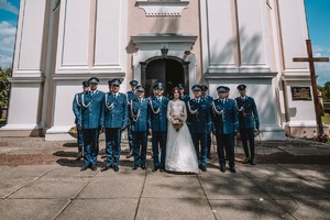 Na zdjęciu widzimy policjanta w czasie ślubu oraz asystę honorową