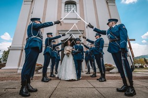 Na zdjęciu widzimy policjanta w czasie ślubu oraz asystę honorową