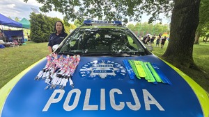 Na zdjęciu widzimy policjantkę w czasie profilaktyki w czasie dnia dziecka