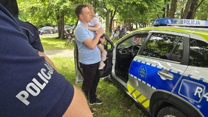 Na zdjęciu widzimy policjanta w czasie profilaktyki w czasie dnia dziecka