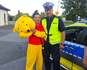 Na zdjęciu widzimy policjanta w czasie przejazdy kolumny MotoBajkowego Dnia Dziecka