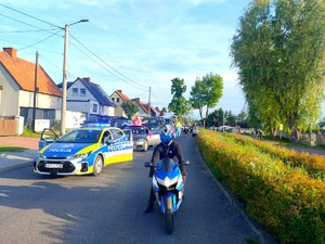 Na zdjęciu widzimy policjanta w czasie przejazdy kolumny MotoBajkowego Dnia Dziecka