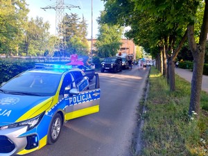 Na zdjęciu widzimy policjanta w czasie przejazdy kolumny MotoBajkowego Dnia Dziecka
