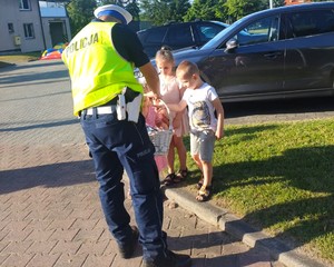 Na zdjęciu widzimy policjanta w czasie przejazdy kolumny MotoBajkowego Dnia Dziecka