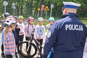 Na zdjęciu widzimy policjanta w czasie egzaminu na kartę rowerową
