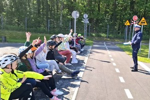 Na zdjęciu widzimy policjanta w czasie egzaminu na kartę rowerową