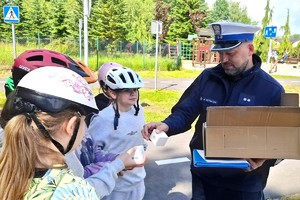 Na zdjęciu widzimy policjanta w czasie egzaminu na kartę rowerową