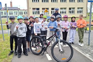 Na zdjęciu widzimy policjanta w czasie egzaminu na kartę rowerową