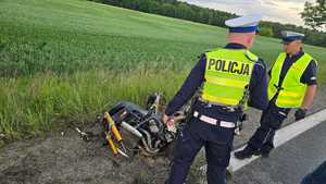 Na zdjęciu widzimy policjantów w czasie obsługi zdarzenia drogowego