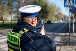 Na zdjęciu widzimy policjanta