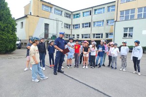 NA zdjęciu widzimy policjanta oraz ucznia w czasie egzaminu na kartę rowerową