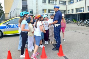 NA zdjęciu widzimy policjanta oraz ucznia w czasie egzaminu na kartę rowerową