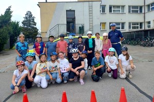 NA zdjęciu widzimy policjanta oraz ucznia w czasie egzaminu na kartę rowerową