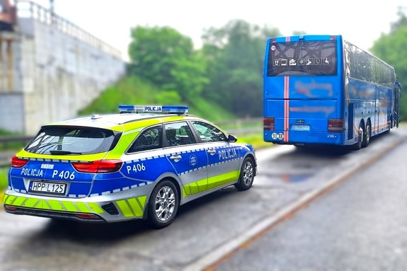 Na zdjęciu widzimy autokar oraz radiowóz
