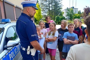 Na zdjęciu widzimy policjanta w czasie egzaminu na kartę rowerową