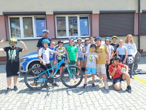 Na zdjęciu widzimy policjanta w czasie egzaminu na kartę rowerową