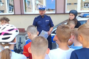 Na zdjęciu widzimy policjanta w czasie egzaminu na kartę rowerową