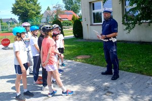 Na zdjęciu widzimy policjanta w czasie egzaminu na kartę rowerową