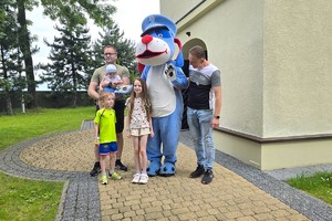 Na zdjęciu widzimy Sznupka wraz z dziećmi