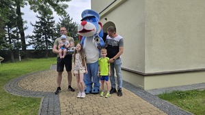 Na zdjęciu widzimy Sznupka wraz z dziećmi