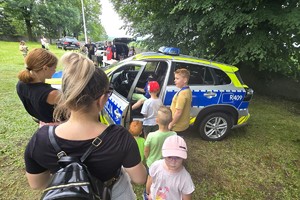 Na zdjęciu widzimy radiowóz wraz z dziećmi