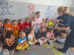 Na zdjęciu widzimy policjantkę w czasie profilaktyki