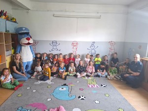 Na zdjęciu widzimy policjantkę w czasie profilaktyki