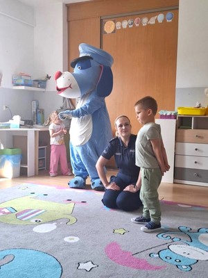 Na zdjęciu widzimy policjantkę oraz Sznupka w czasie profilaktyki
