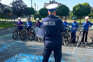 Na zdjęciu widzimy policjanta w czasie egzaminu na kartę rowerową