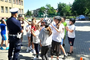 Na zdjęciu widzimy policjanta w czasie egzaminu na kartę rowerową