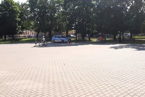 Na zdjęciu widzimy policjanta w czasie egzaminu na kartę rowerową