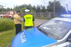 Na zdjęciu widzimy policjanta w czasie zabezpieczenia Procesji Bożego Ciała