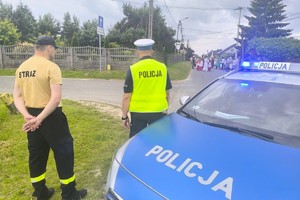 Na zdjęciu widzimy policjanta w czasie zabezpieczenia Procesji Bożego Ciała
