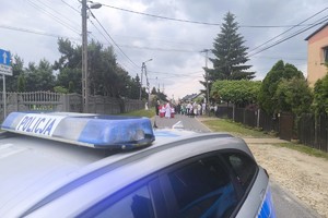 Na zdjęciu widzimy policjanta w czasie zabezpieczenia Procesji Bożego Ciała